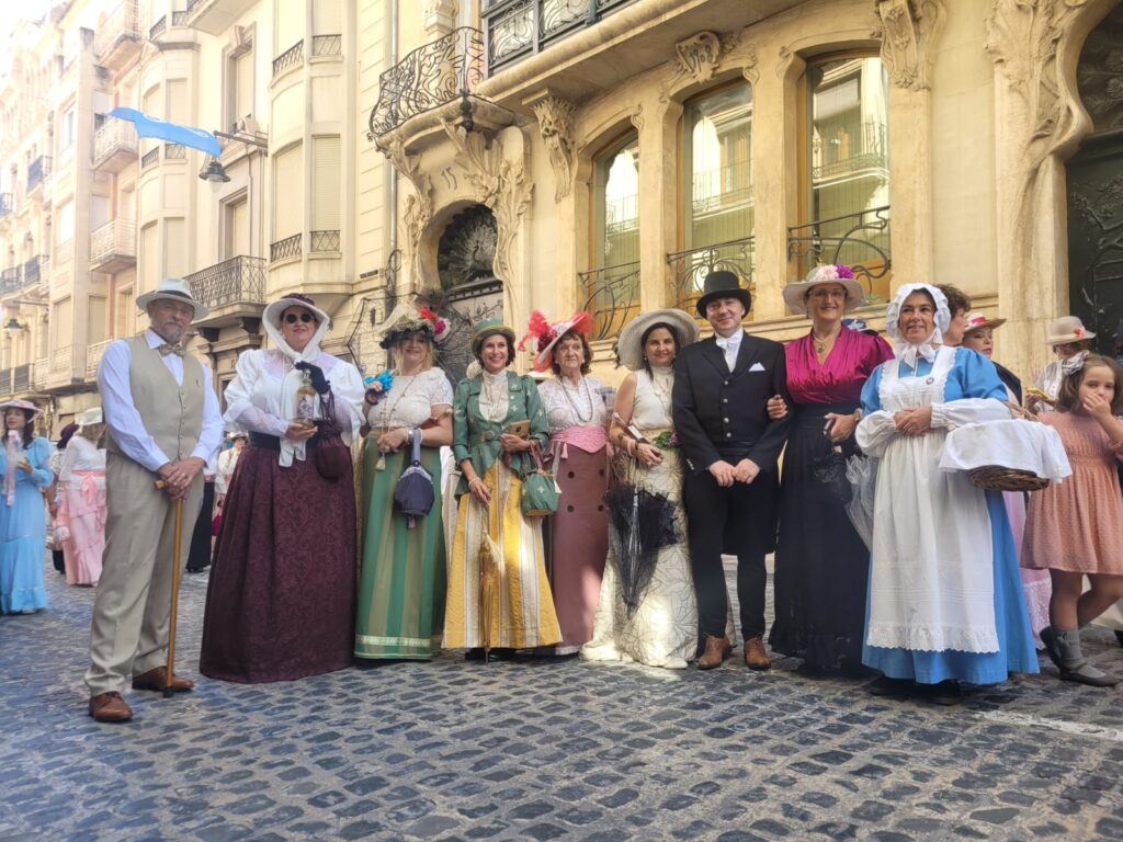 Grupo ataviado modernismo