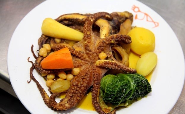 Putxero de Polp. Ingredientes y  resultado tras la cocción. Foto Tino Calvo