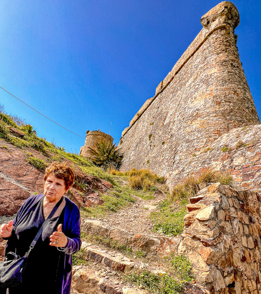 Monique Longerstay a la entrada de la fortaleza genovesa de Tabarka