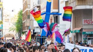 SANTA POLA CELEBRA SU DÍA DEL ORGULLO BAJO EL LEMA «LUZ, ORGULLO Y MAR»